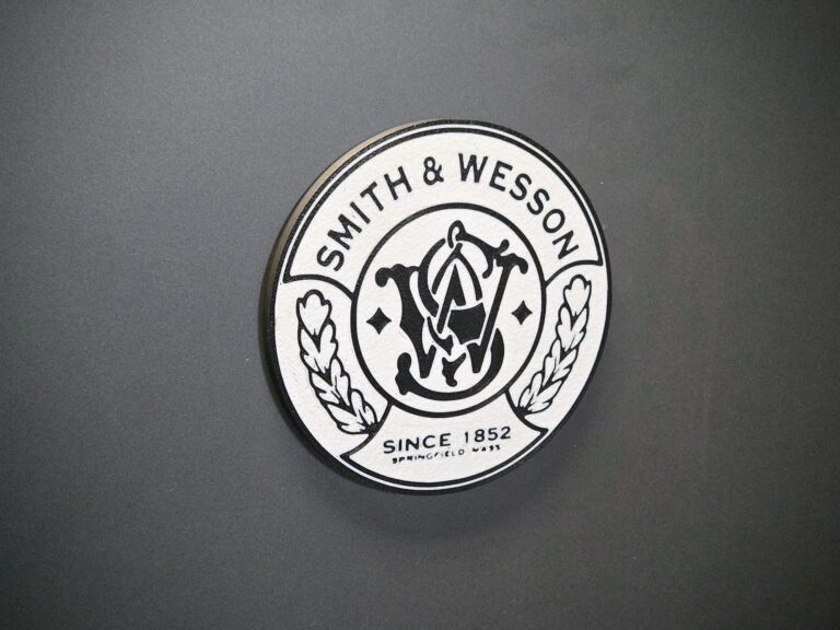 Smith_and_Wesson_Magnet_2